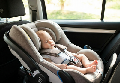 Siège auto dos à la route : jusqu'à quel âge garder bébé dans cette position ?