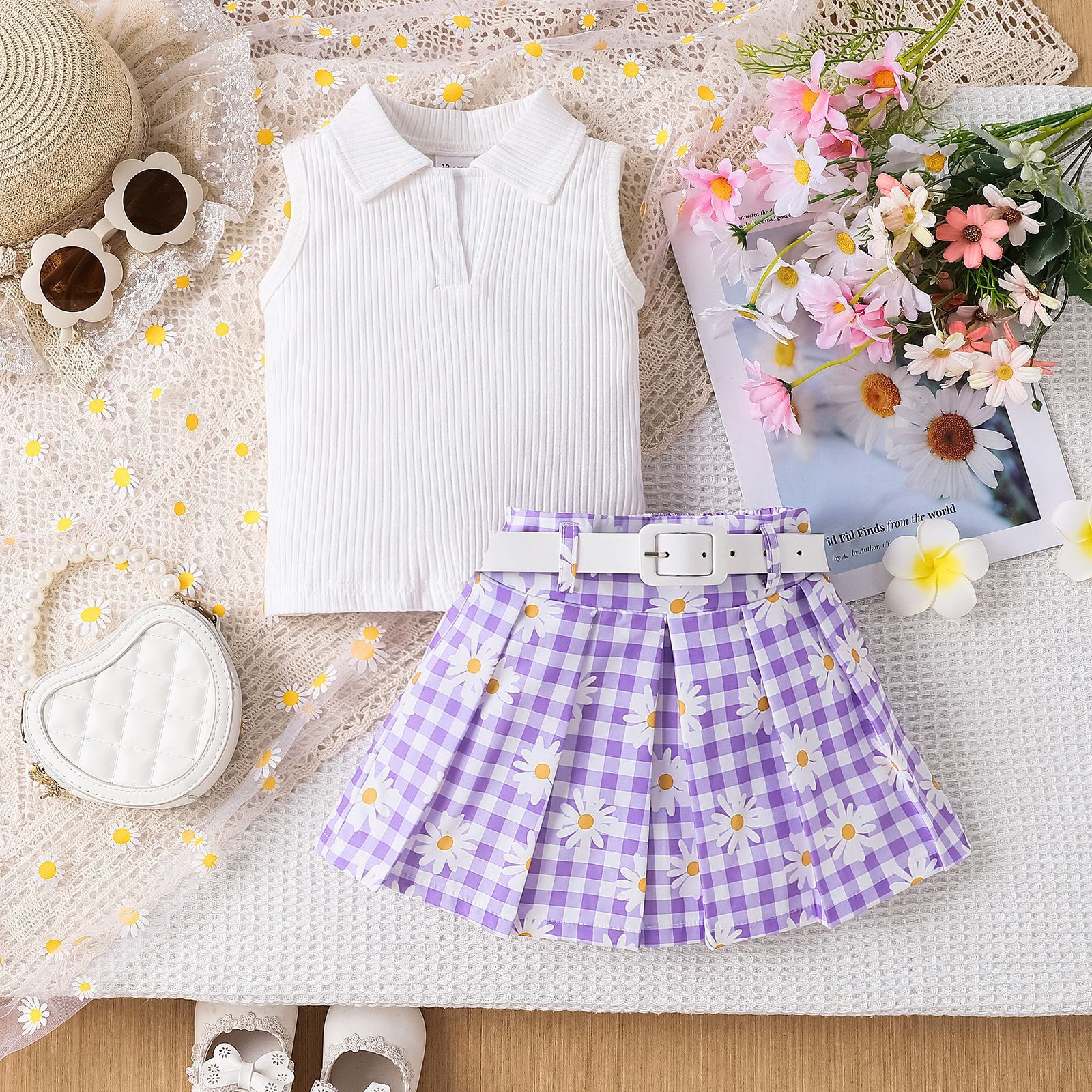 Ensemble haut sans manches et jupe avec ceinture