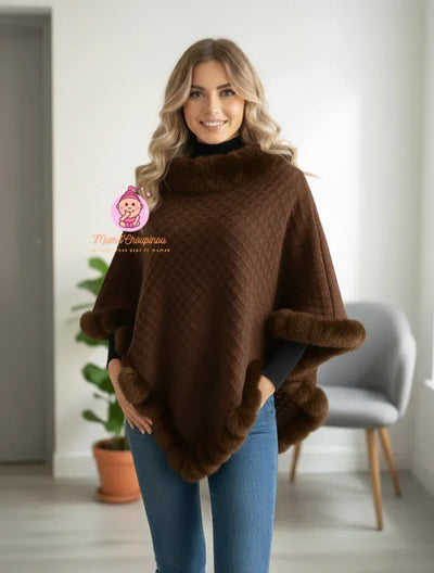 Poncho cape tricotée avec garniture en fausse fourrure